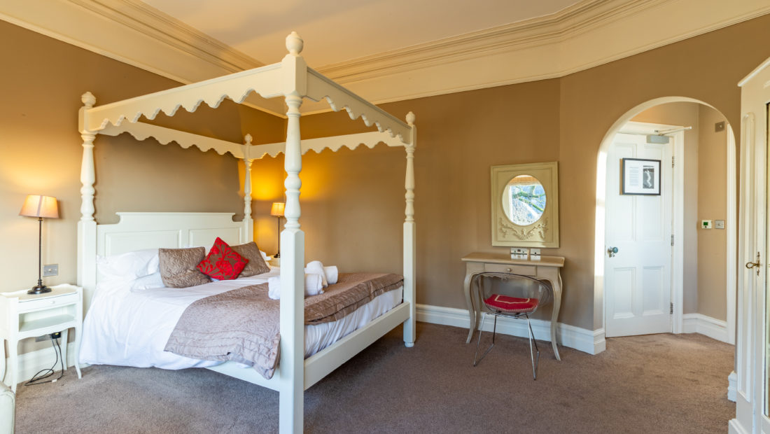 Hobbs four-poster room